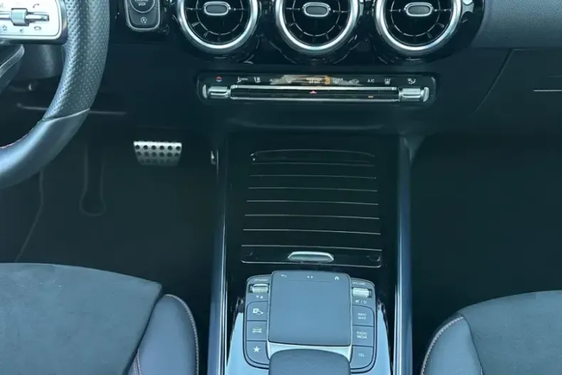 Mercedes-Benz GLA 200 (Clasa GLA) din 2022 cu 39.750 km - oferta MER185156 - foto 12