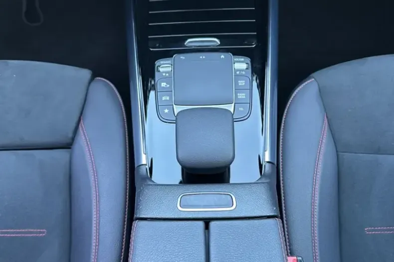 Mercedes-Benz GLA 200 (Clasa GLA) din 2022 cu 39.750 km - oferta MER185156 - foto 13