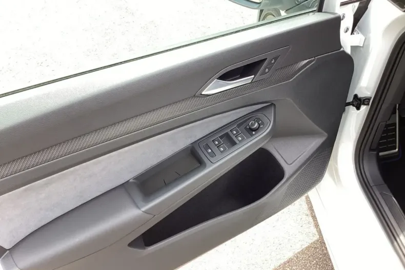 Volkswagen Golf din 2024 cu 14.350 km - oferta VOL185175 - foto 13