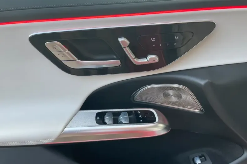 Mercedes-Benz E 400 (Clasa E) din 2024 cu 32.403 km - oferta MER185180 - foto 19