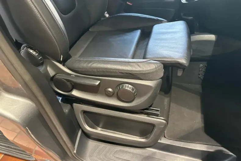 Mercedes-Benz V 300 (Clasa V) din 2022 cu 43.793 km - oferta MER185203 - foto 39