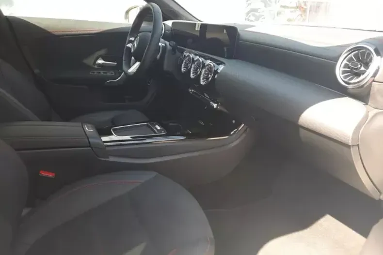 Mercedes-Benz CLA 250 (Clasa CLA) din 2023 cu 21.970 km - oferta MER185400 - foto 12