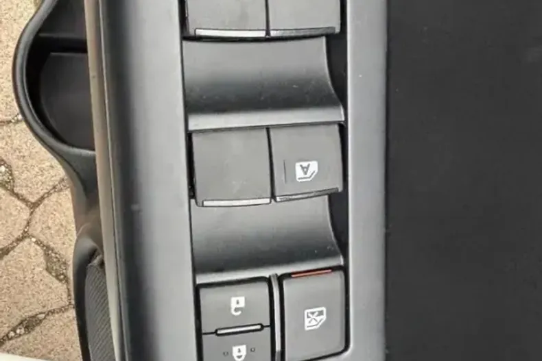 Toyota Hilux din 2024 cu 11.000 km - oferta TOY185500 - foto 8