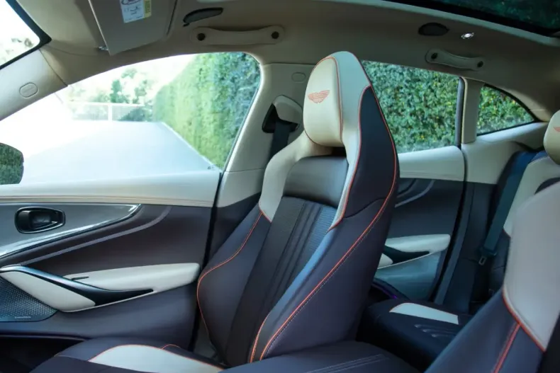 Aston Martin DBX din 2025 cu 9.800 km - oferta AST185615 - foto 10