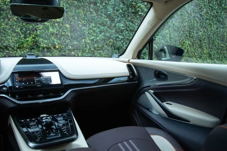 Aston Martin DBX din 2025 cu 9.800 km - oferta AST185615 - foto 16