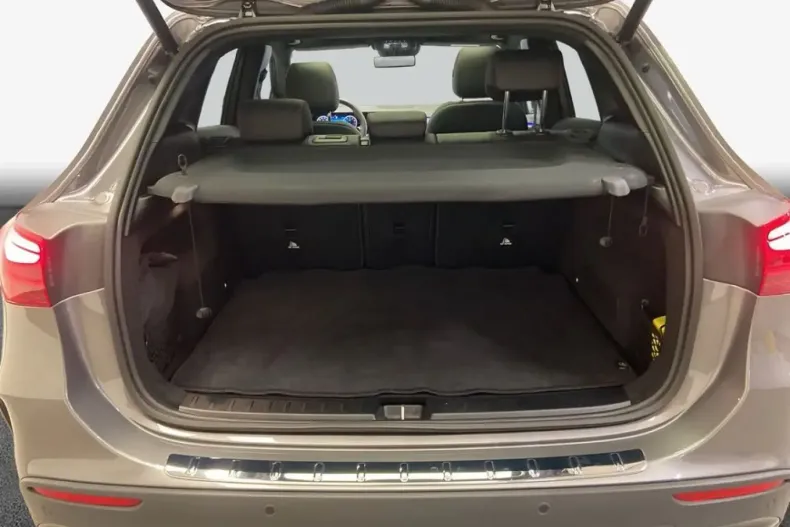 Mercedes-Benz GLA 180 (Clasa GLA) din 2024 cu 12.094 km - oferta MER185648 - foto 9