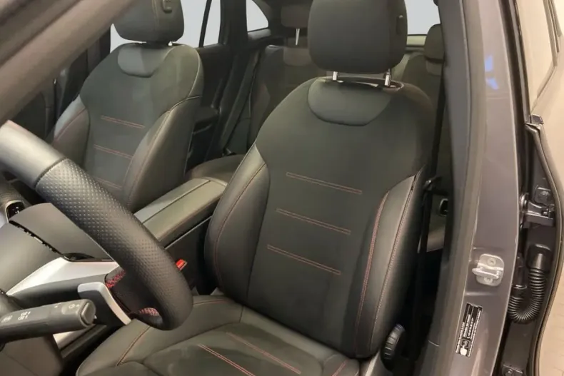 Mercedes-Benz GLA 180 (Clasa GLA) din 2024 cu 12.094 km - oferta MER185648 - foto 11