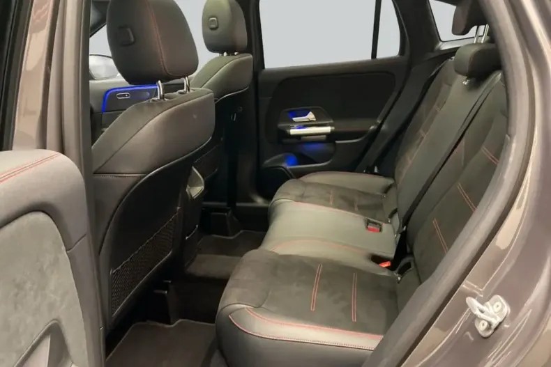 Mercedes-Benz GLA 180 (Clasa GLA) din 2024 cu 12.094 km - oferta MER185648 - foto 12