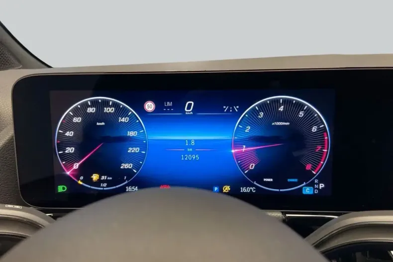 Mercedes-Benz GLA 180 (Clasa GLA) din 2024 cu 12.094 km - oferta MER185648 - foto 18