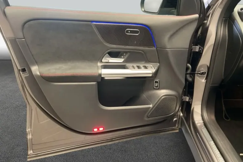 Mercedes-Benz GLA 180 (Clasa GLA) din 2024 cu 8.276 km - oferta MER185655 - foto 14