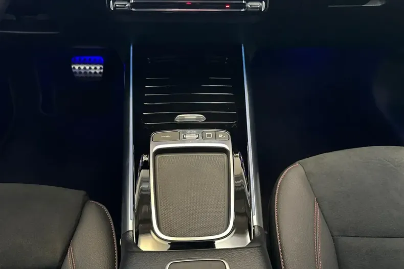 Mercedes-Benz GLA 180 (Clasa GLA) din 2024 cu 12.676 km - oferta MER185659 - foto 11