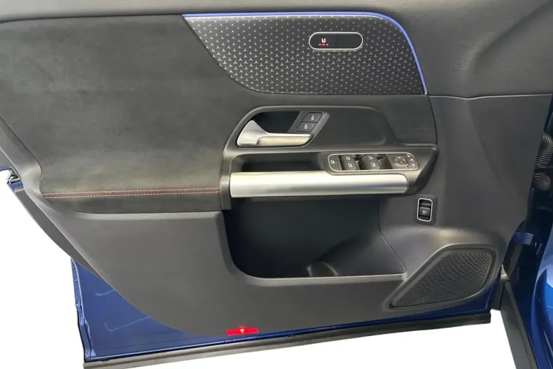 Mercedes-Benz GLA 180 (Clasa GLA) din 2024 cu 12.676 km - oferta MER185659 - foto 14