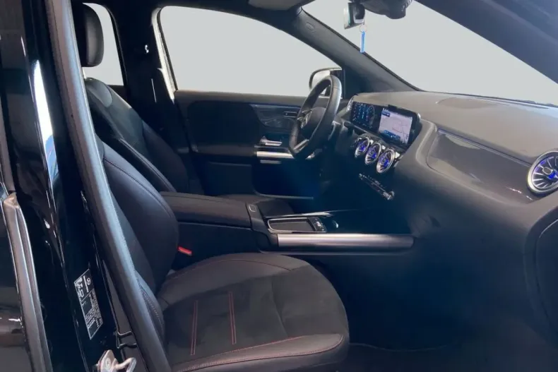 Mercedes-Benz GLA 180 (Clasa GLA) din 2024 cu 15.735 km - oferta MER185665 - foto 13