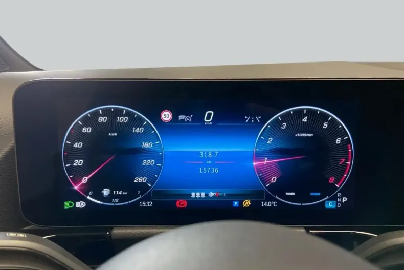 Mercedes-Benz GLA 180 (Clasa GLA) din 2024 cu 15.735 km - oferta MER185665 - foto 18