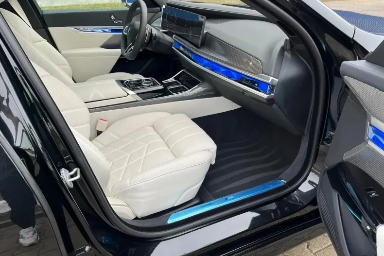 BMW Seria 7 din 2025 cu 4.050 km - oferta BMW186014 - foto 13