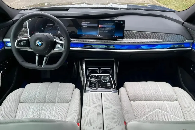 BMW Seria 7 din 2025 cu 4.050 km - oferta BMW186014 - foto 16