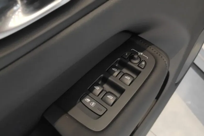 Volvo XC60 din 2025 cu 1 km - oferta VOL186055 - foto 12