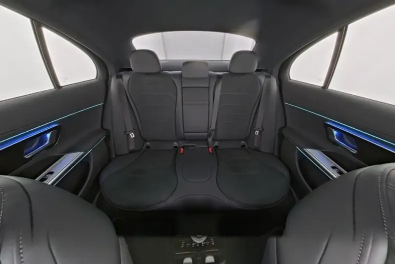 Mercedes-Benz E 400 (Clasa E) din 2025 cu 24.080 km - oferta MER186240 - foto 7