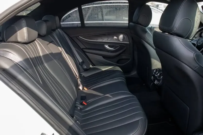 Mercedes-Benz E 300 (Clasa E) din 2022 cu 71.600 km - oferta MER186283 - foto 5