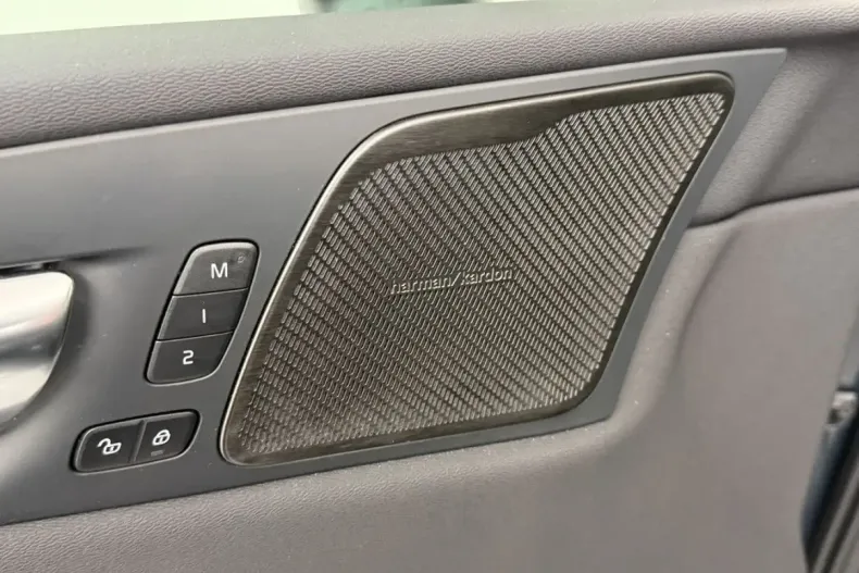 Volvo XC60 din 2025 cu 14.211 km - oferta VOL186322 - foto 12