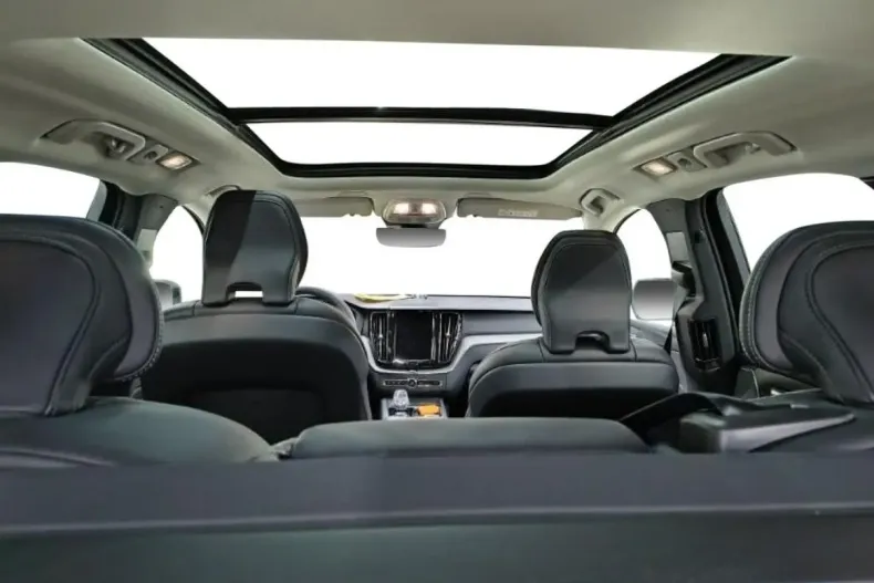 Volvo XC60 din 2024 cu 11.097 km - oferta VOL186323 - foto 4