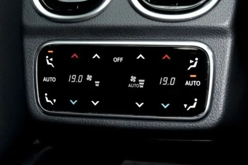 Mercedes-Benz C 43 AMG (Clasa C) din 2024 cu 9.700 km - oferta MER186544 - foto 13