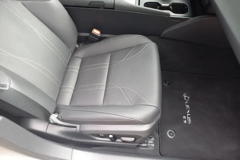 Lexus Seria ES din 2025 cu 2.476 km - oferta LEX187095 - foto 38