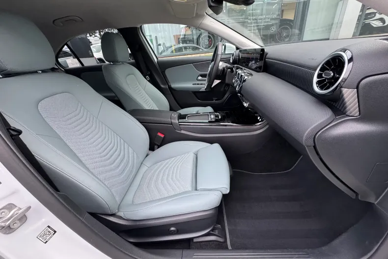 Mercedes-Benz A 250 (Clasa A) din 2024 cu 16.600 km - oferta MER187102 - foto 7