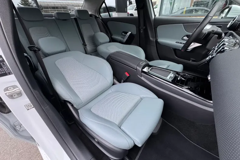 Mercedes-Benz A 250 (Clasa A) din 2024 cu 16.600 km - oferta MER187102 - foto 11