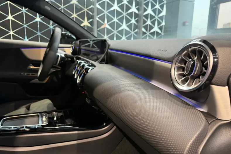 Mercedes-Benz A 200 (Clasa A) din 2025 cu 9 km - oferta MER187160 - foto 13