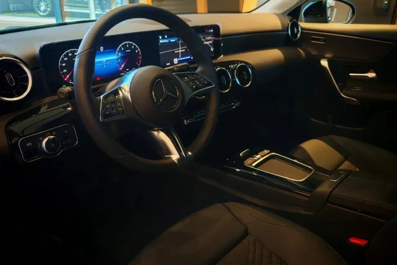 Mercedes-Benz A 180 (Clasa A) din 2025 cu 3.500 km - oferta MER187201 - foto 2