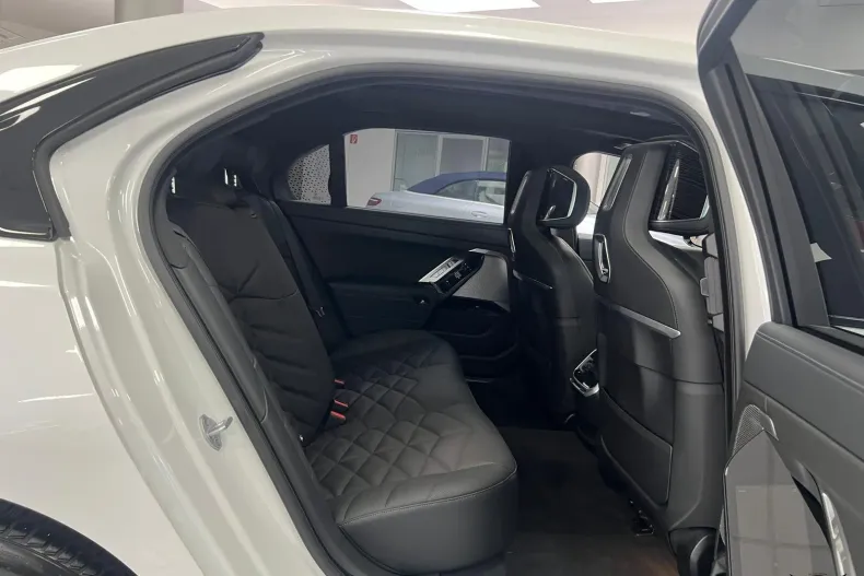 BMW Seria 7 din 2024 cu 5.000 km - oferta BMW187281 - foto 22