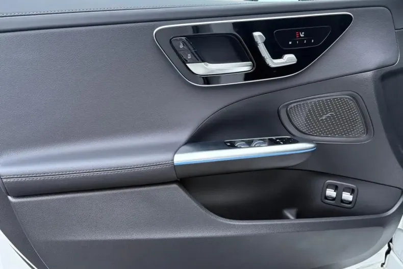 Mercedes-Benz C 300 (Clasa C) din 2025 cu 7.700 km - oferta MER187575 - foto 11