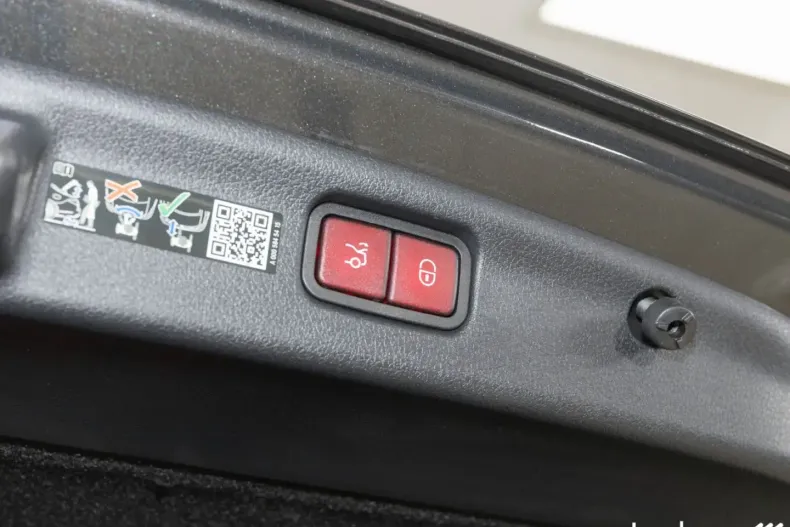 Mercedes-Benz C 63 AMG (Clasa C) din 2025 cu 1.066 km - oferta MER187590 - foto 11