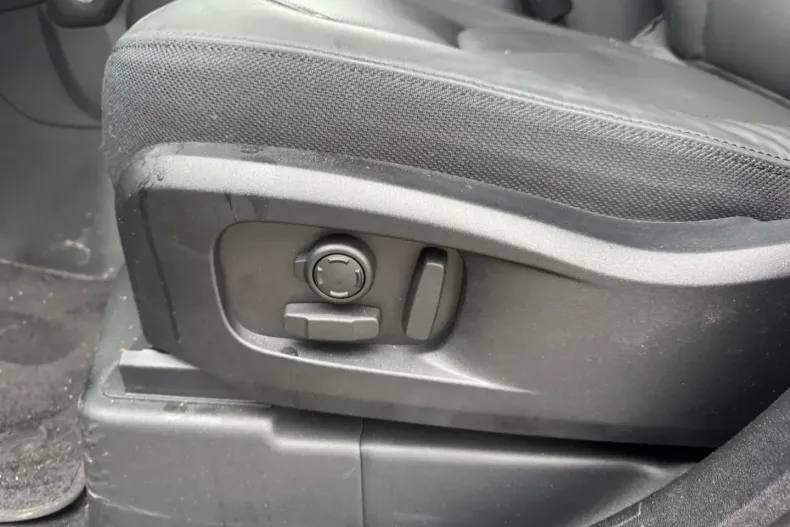 Land Rover Defender din 2025 cu 15.500 km - oferta LAN187833 - foto 16