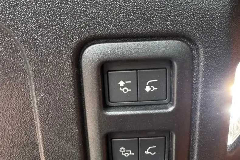 Land Rover Defender din 2025 cu 15.500 km - oferta LAN187833 - foto 18