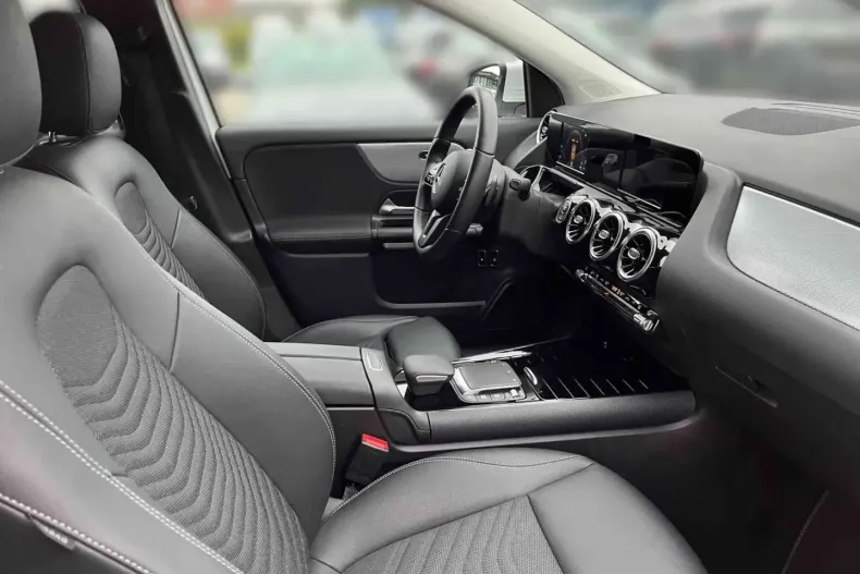 Mercedes-Benz GLA 250 (Clasa GLA) din 2022 cu 18.202 km - oferta MER188065 - foto 9