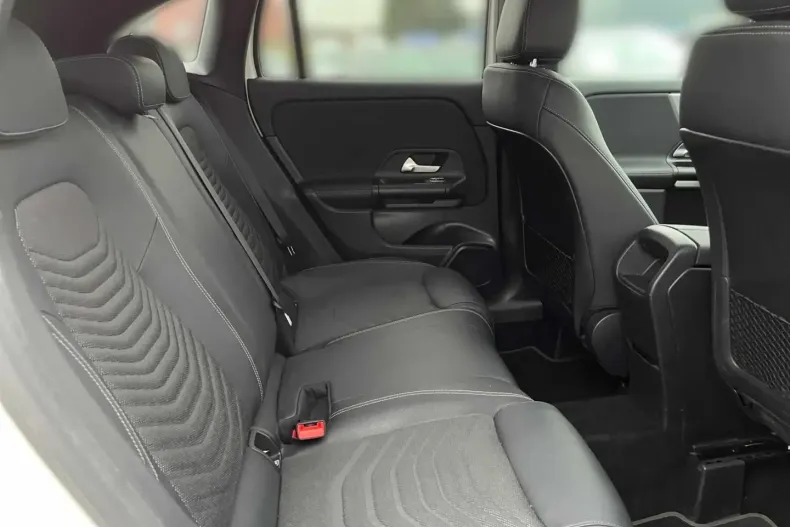 Mercedes-Benz GLA 250 (Clasa GLA) din 2022 cu 18.202 km - oferta MER188065 - foto 10