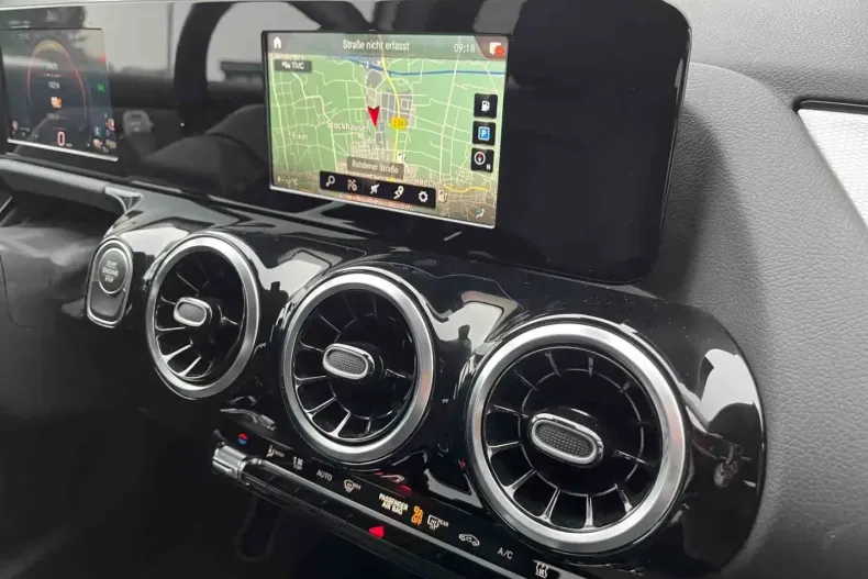 Mercedes-Benz GLA 250 (Clasa GLA) din 2022 cu 18.202 km - oferta MER188065 - foto 11