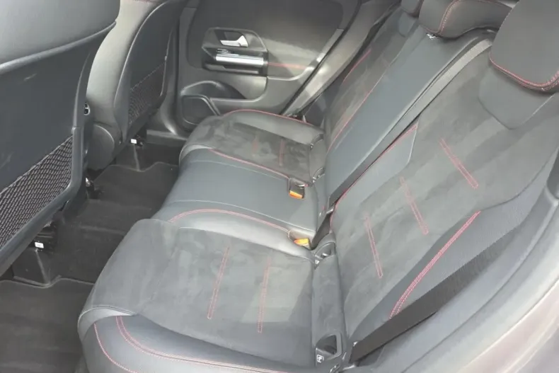 Mercedes-Benz GLA 200 (Clasa GLA) din 2024 cu 38.484 km - oferta MER188177 - foto 13