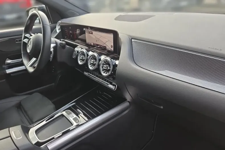 Mercedes-Benz GLA 200 (Clasa GLA) din 2024 cu 38.484 km - oferta MER188177 - foto 17