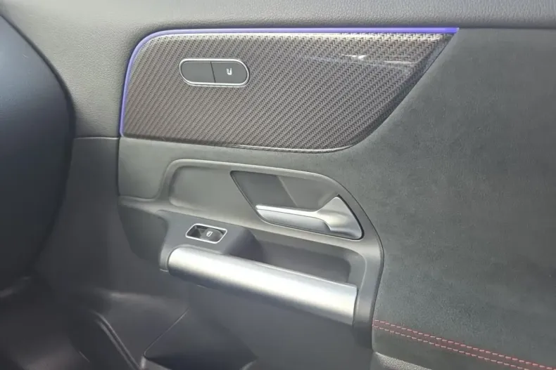 Mercedes-Benz GLA 200 (Clasa GLA) din 2024 cu 38.484 km - oferta MER188177 - foto 23