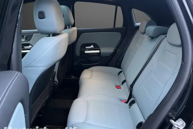 Mercedes-Benz GLA 180 (Clasa GLA) din 2024 cu 31.590 km - oferta MER188184 - foto 14