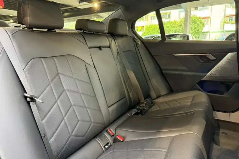 BMW 550 (Seria 5) din 2025 cu 23.700 km - oferta BMW188265 - foto 11