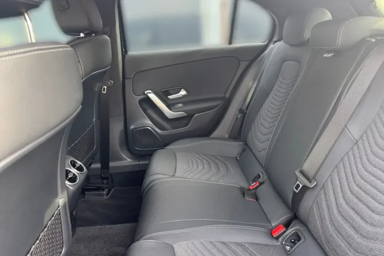 Mercedes-Benz A 180 (Clasa A) din 2024 cu 13.962 km - oferta MER188446 - foto 11