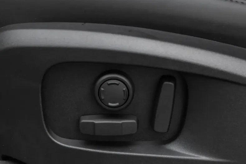 Land Rover Defender din 2025 cu 50.509 km - oferta LAN188646 - foto 19