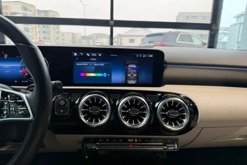 Mercedes-Benz A 200 (Clasa A) din 2023 cu 10.100 km - oferta MER188756 - foto 18