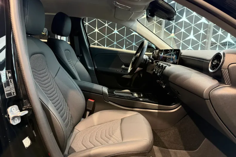 Mercedes-Benz A 180 (Clasa A) din 2025 cu 15 km - oferta MER188757 - foto 11