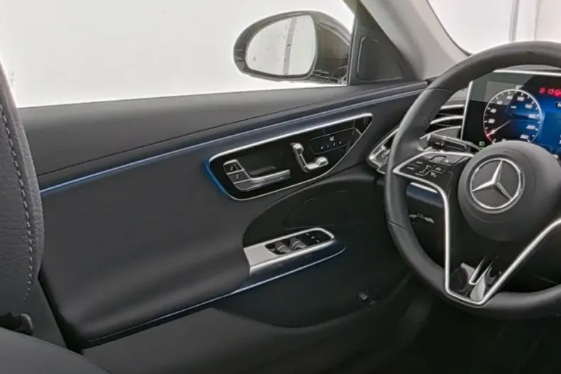 Mercedes-Benz E 400 (Clasa E) din 2024 cu 13.622 km - oferta MER188836 - foto 5