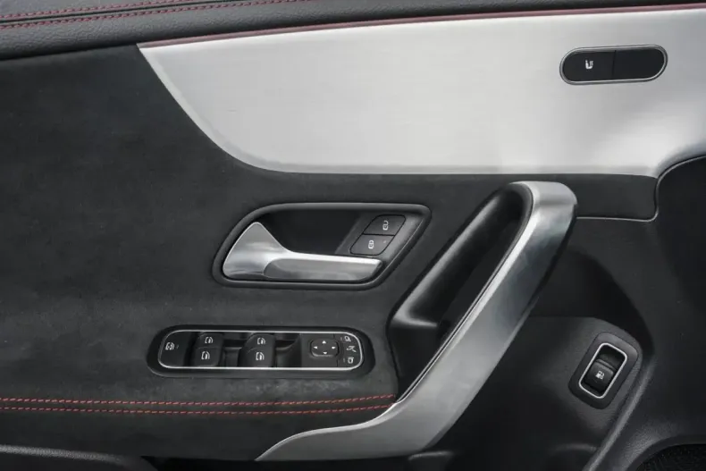 Mercedes-Benz CLA 250 (Clasa CLA) din 2023 cu 37.874 km - oferta MER188984 - foto 13